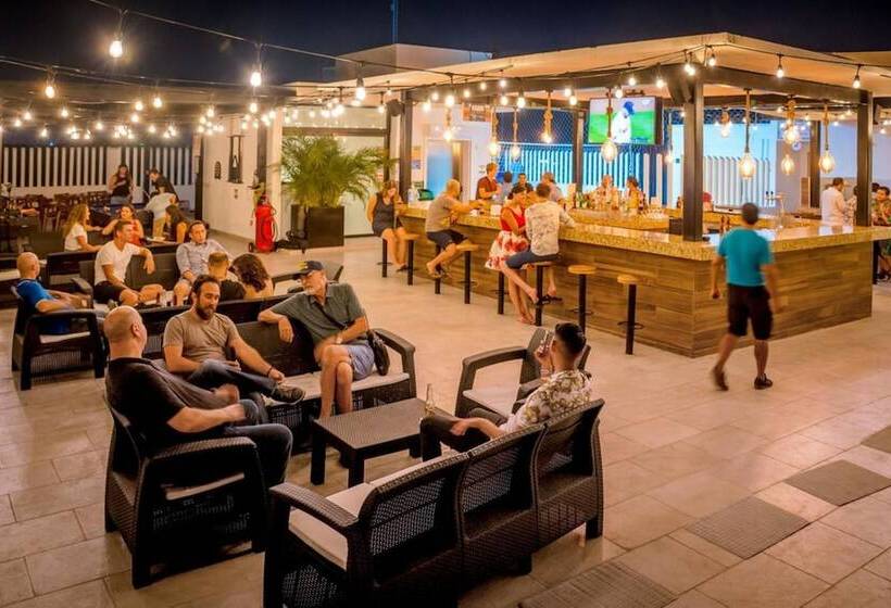 הוסטל Nomads Party