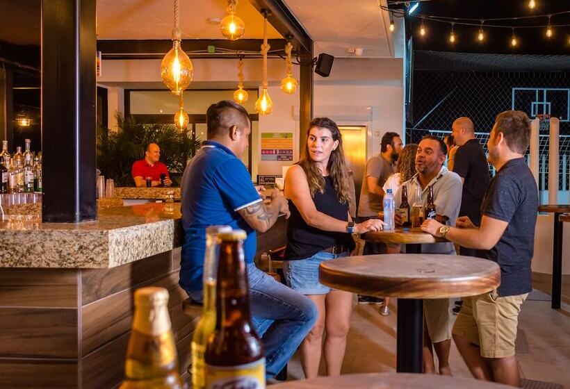 הוסטל Nomads Party