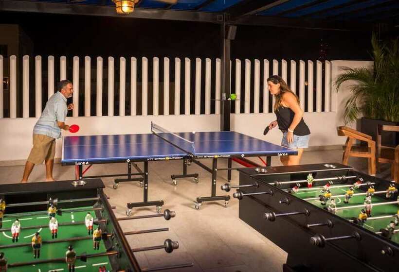 הוסטל Nomads Party