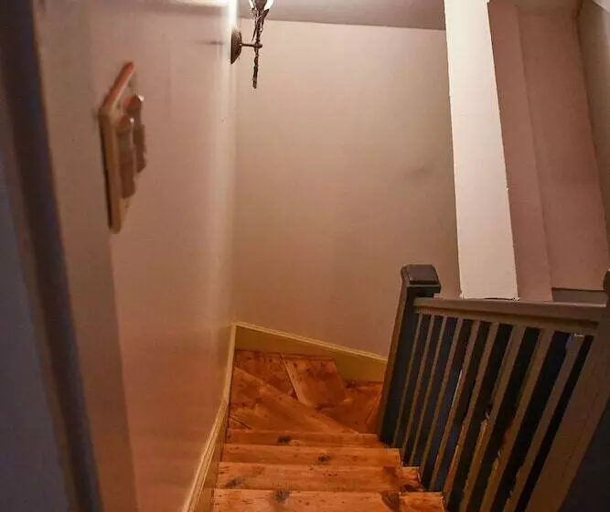 Majatalo Brook Road Inn