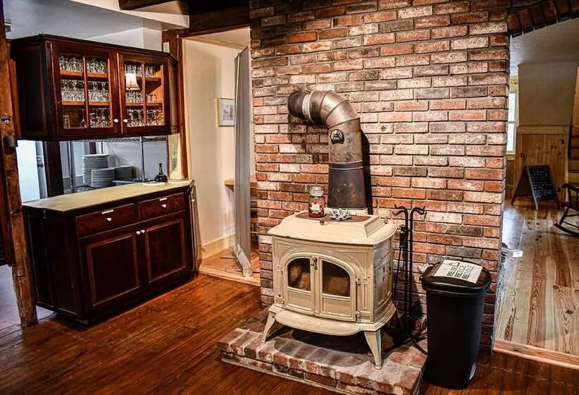 Majatalo Brook Road Inn