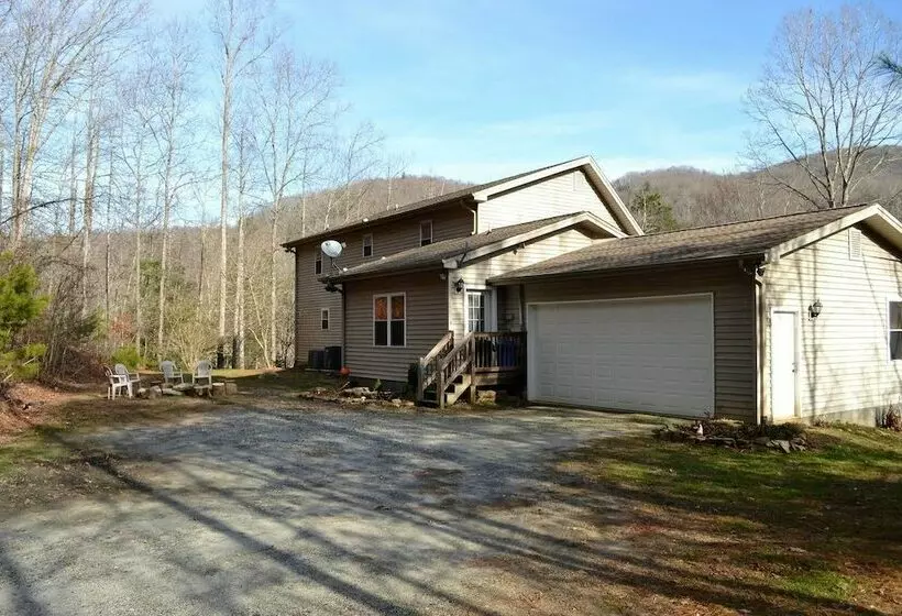 Comfortable Mountain Home Near Everything Yet Private