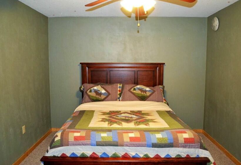 Comfortable Mountain Home Near Everything Yet Private