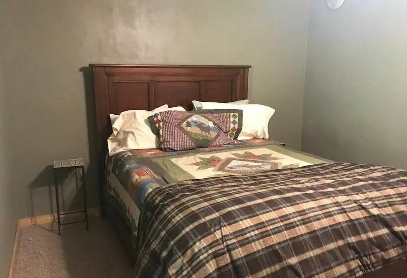 Comfortable Mountain Home Near Everything Yet Private