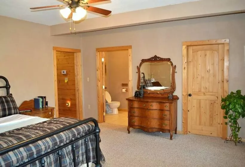 Comfortable Mountain Home Near Everything Yet Private