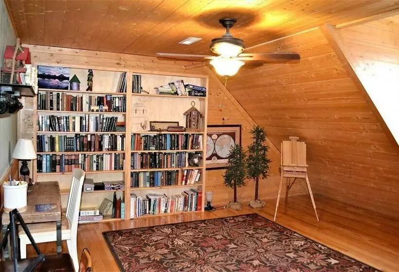 Comfortable Mountain Home Near Everything Yet Private