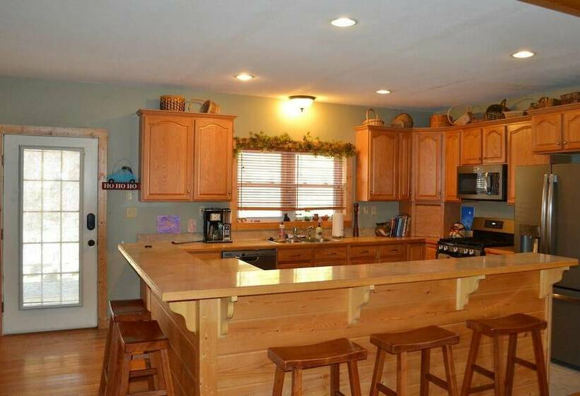 Comfortable Mountain Home Near Everything Yet Private