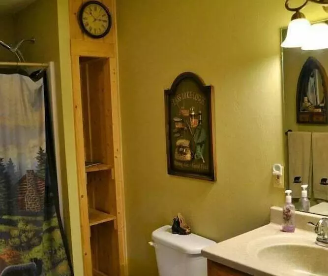 Comfortable Mountain Home Near Everything Yet Private