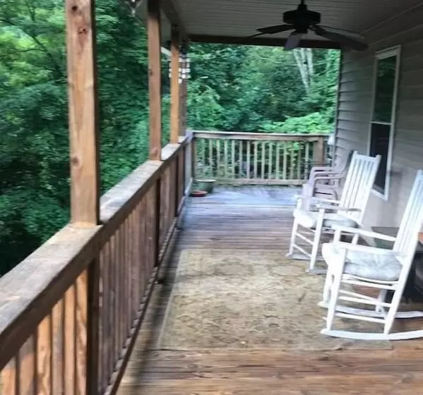 Comfortable Mountain Home Near Everything Yet Private