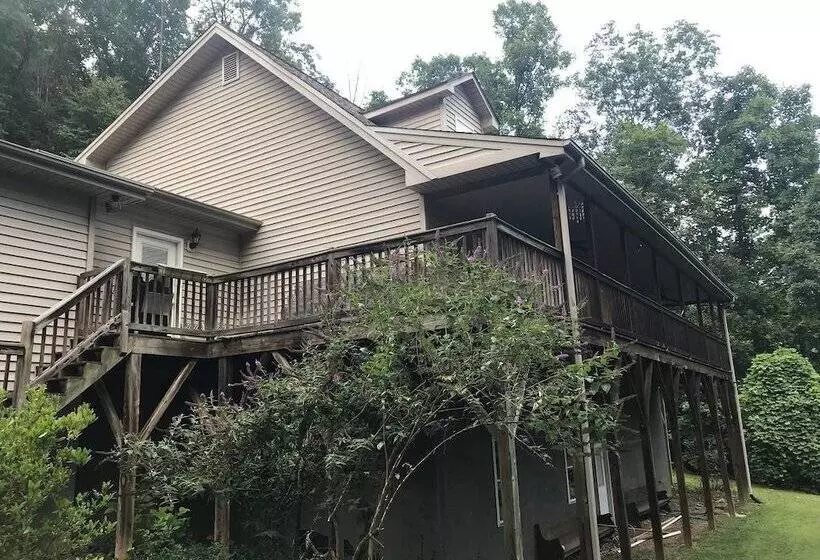 Comfortable Mountain Home Near Everything Yet Private