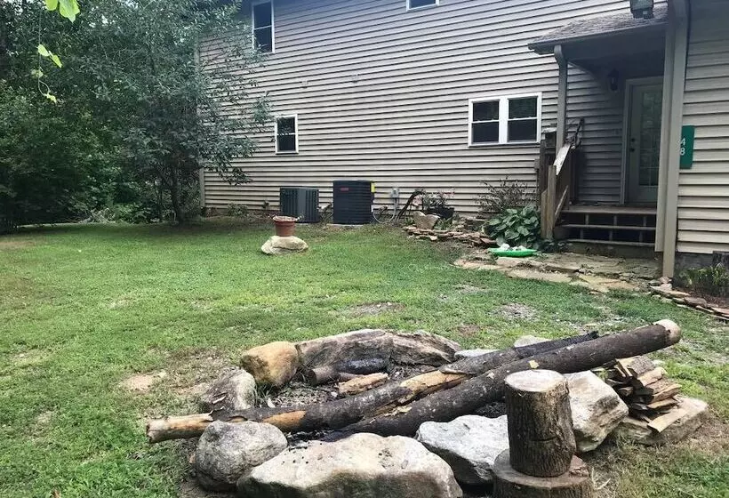 Comfortable Mountain Home Near Everything Yet Private