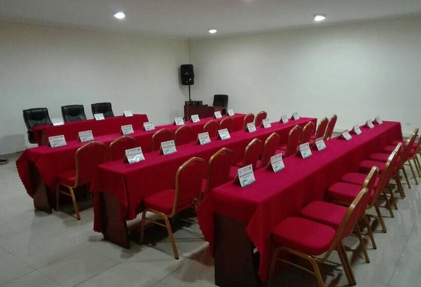 هتل Akagera Resort And Country Club