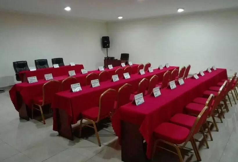 هتل Akagera Resort And Country Club