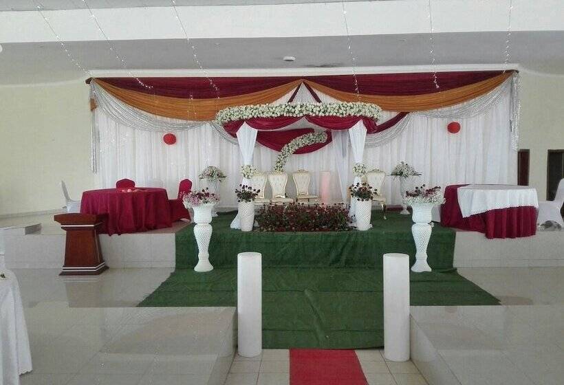 هتل Akagera Resort And Country Club