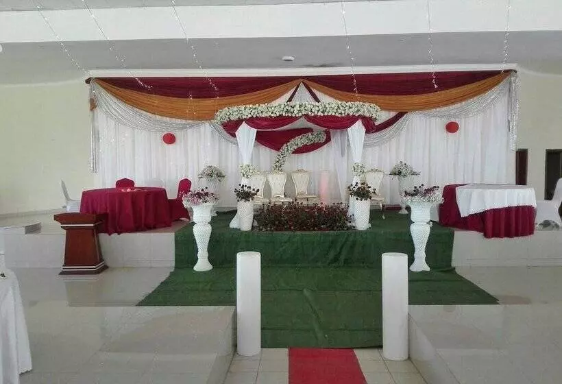 هتل Akagera Resort And Country Club