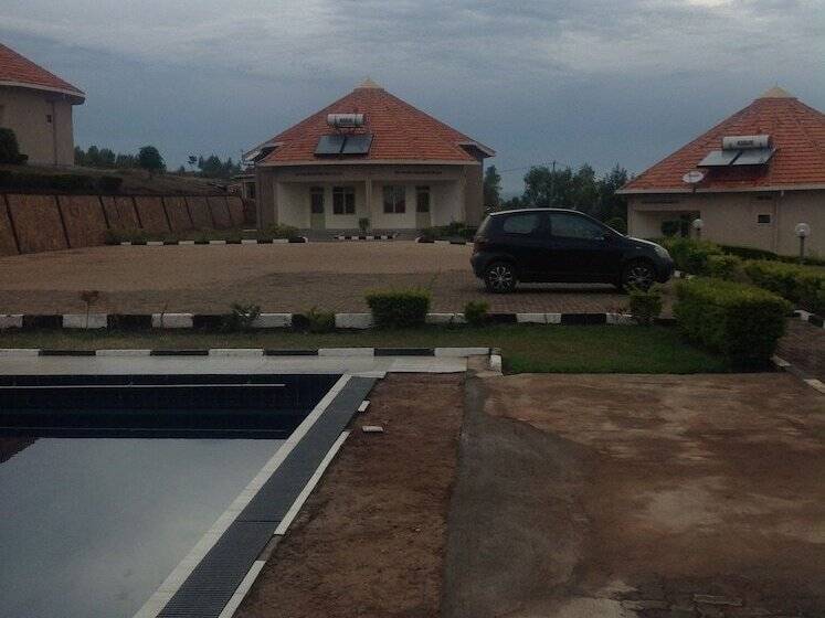هتل Akagera Resort And Country Club