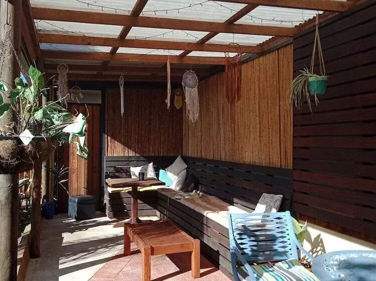 ユースホステル Ozzie Pozzie Backpackers   Yha