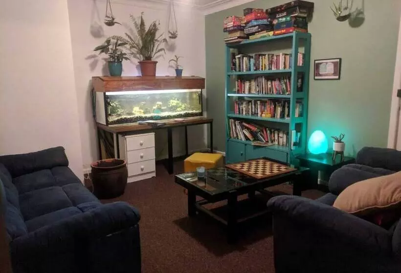 ユースホステル Ozzie Pozzie Backpackers   Yha