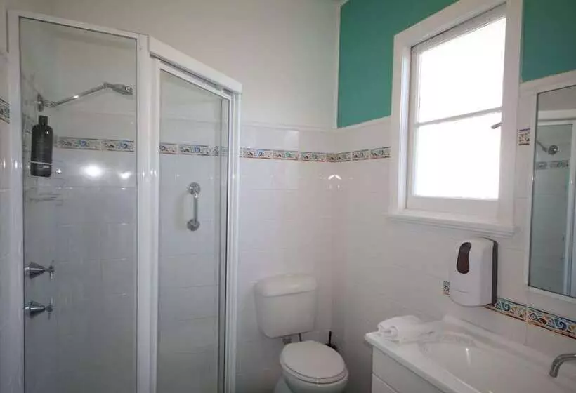 ユースホステル Ozzie Pozzie Backpackers   Yha