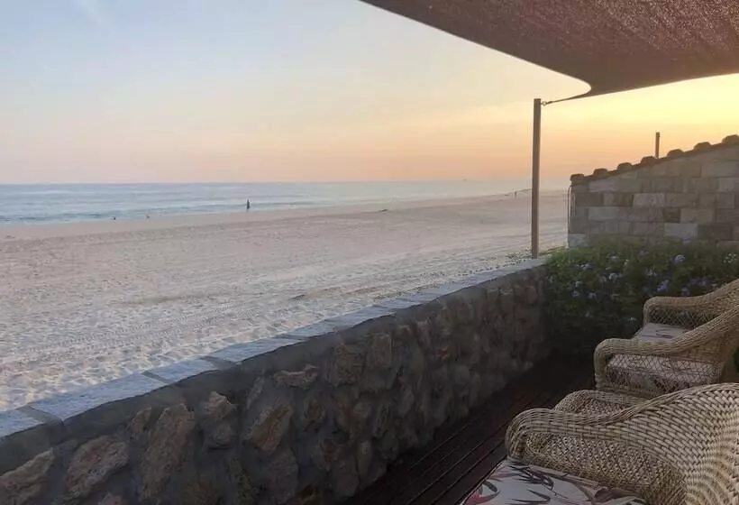 Hotelli Black Point Beach Club