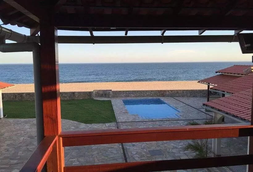 Hotelli Black Point Beach Club