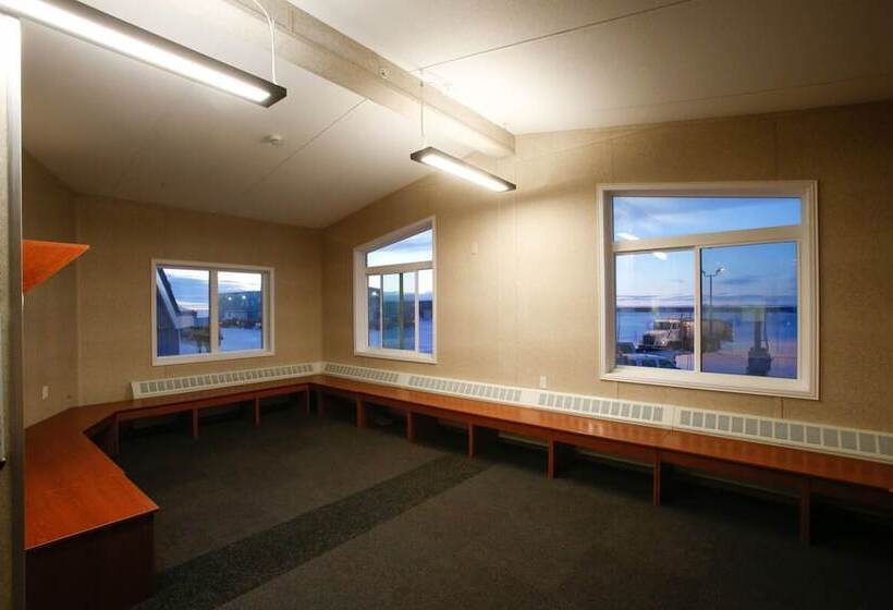 בית מלון כפרי Brooks Camp