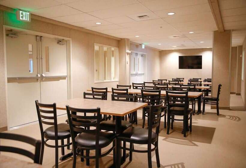 בית מלון כפרי Brooks Camp