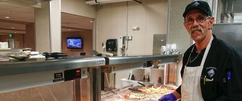 בית מלון כפרי Brooks Camp