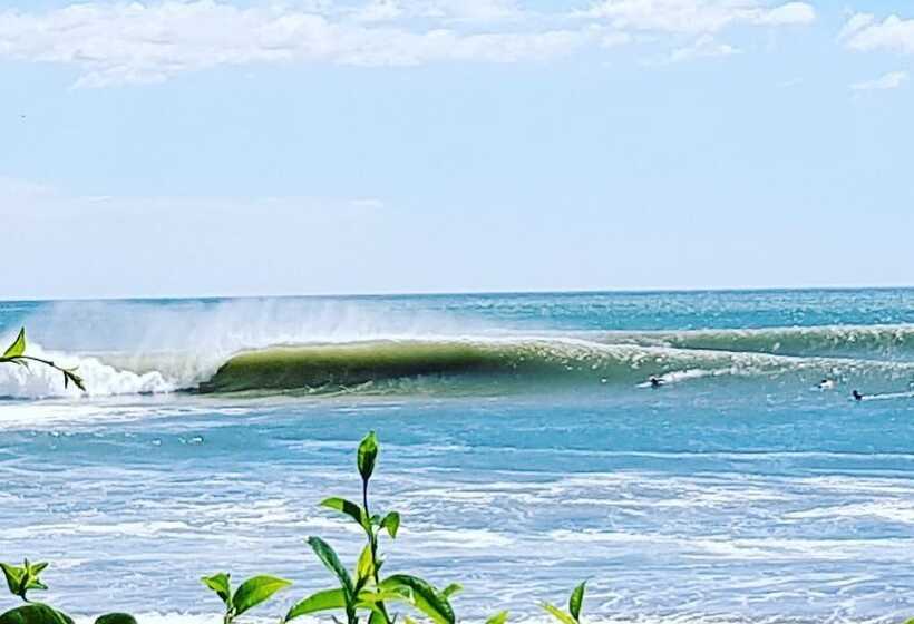 هتل Casa Sirena Surf Lodge