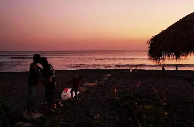 Hotelli Casa Sirena Surf Lodge