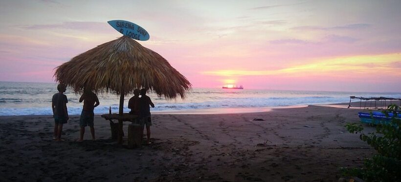 هتل Casa Sirena Surf Lodge