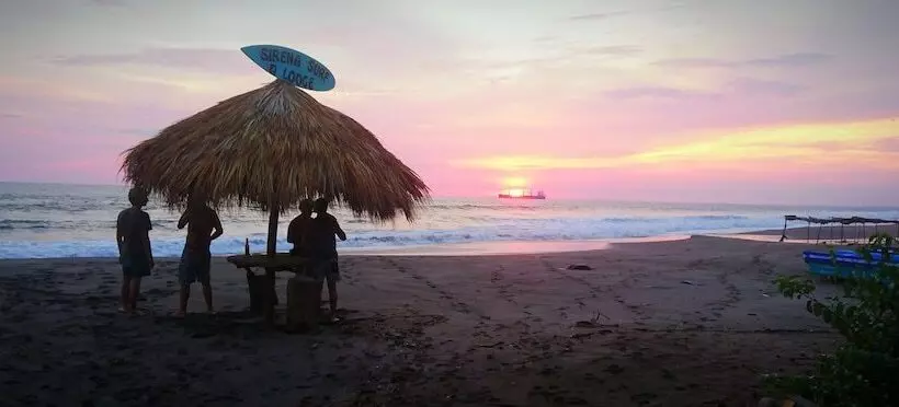 Hotelli Casa Sirena Surf Lodge