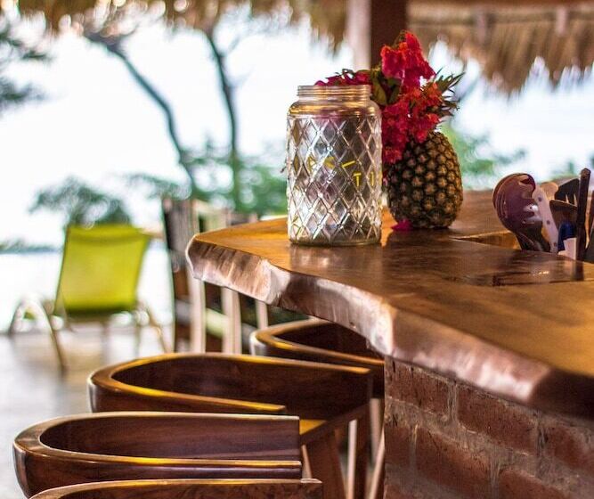 Отель Hush Maderas