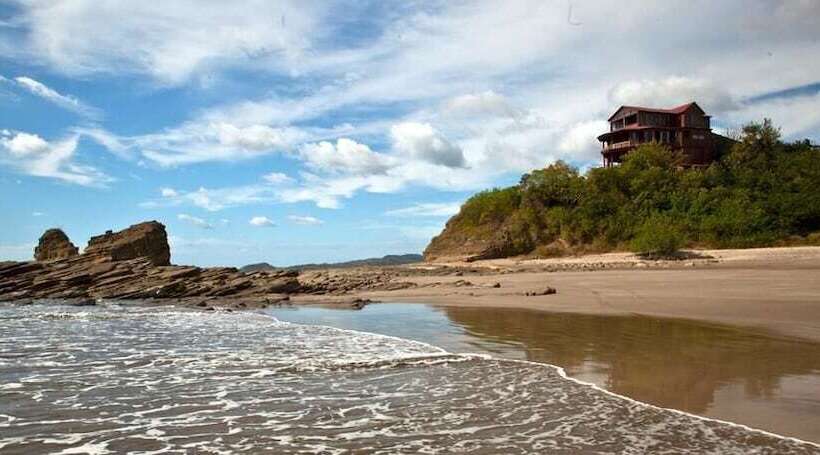 Magnific Rock Surf Resort & Yoga Retreat Nicaragua Hostel