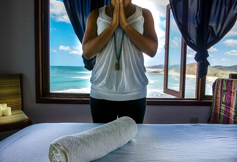 Magnific Rock Surf Resort & Yoga Retreat Nicaragua Hostel