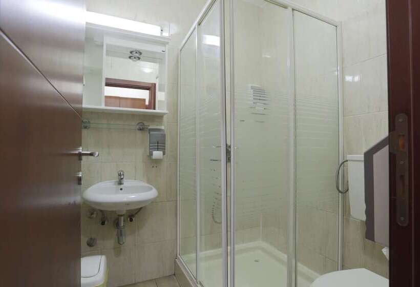 پانسیون Guesthouse Tara