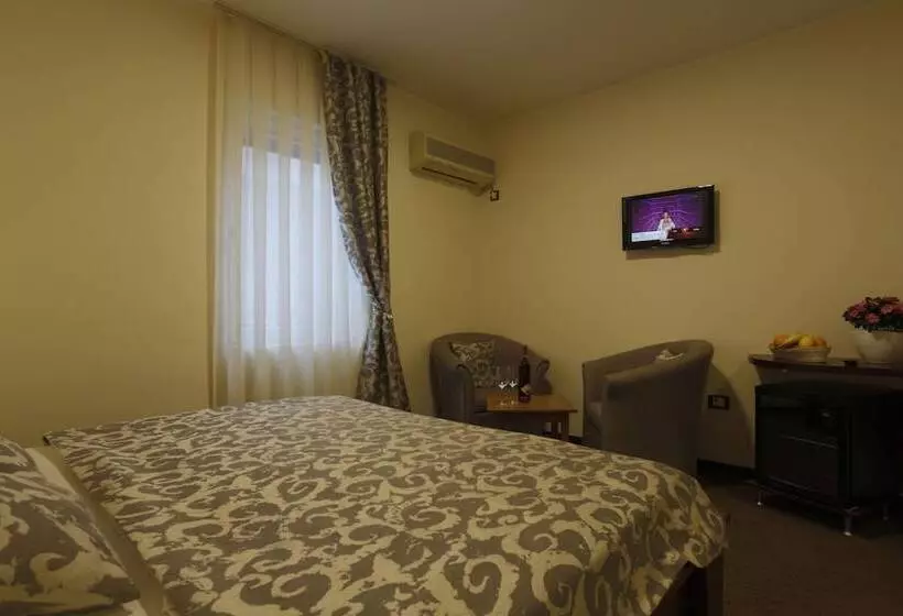 پانسیون Guesthouse Tara