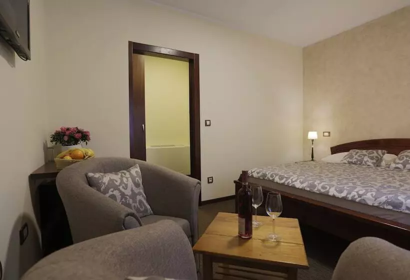 پانسیون Guesthouse Tara