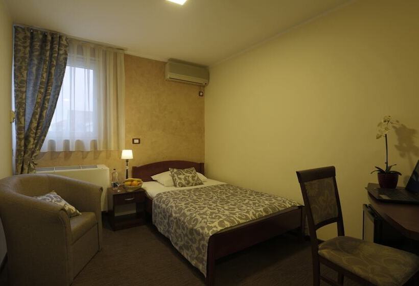 پانسیون Guesthouse Tara