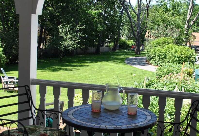 بنسيون Stone Throw Cottage