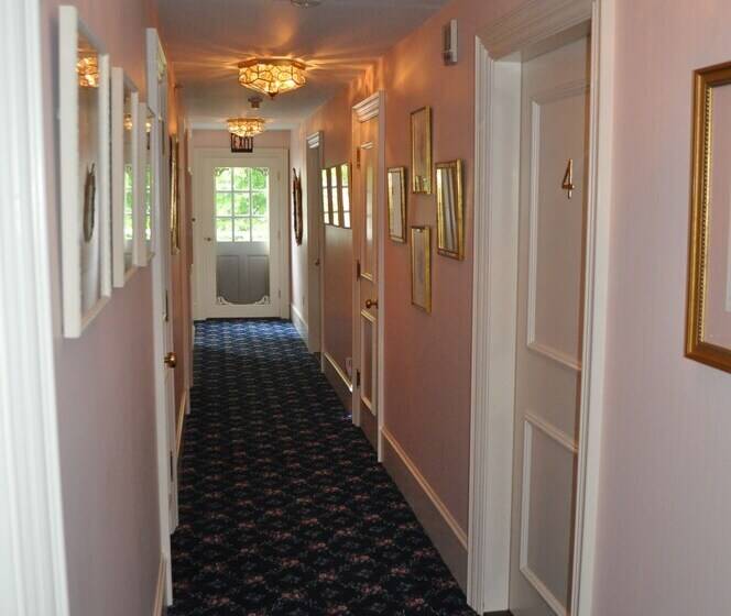 بنسيون Stone Throw Cottage