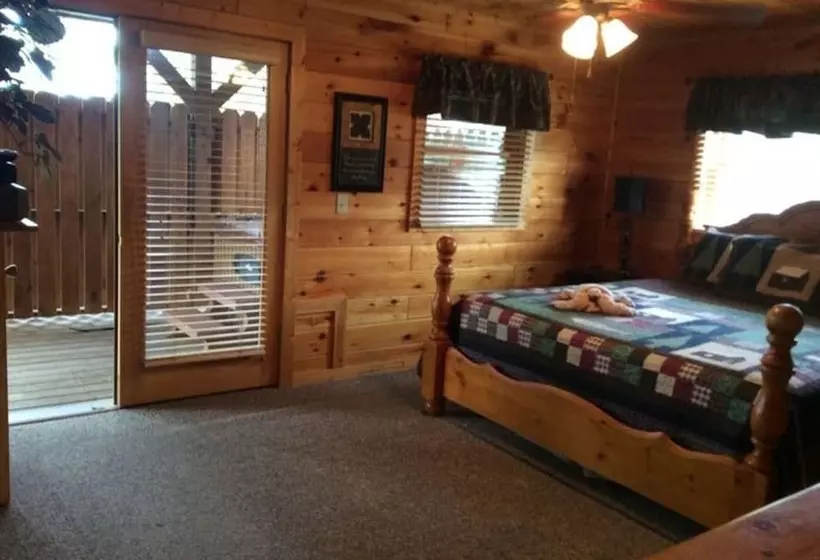 Spacious Party Hut Near Attractions By Redawning