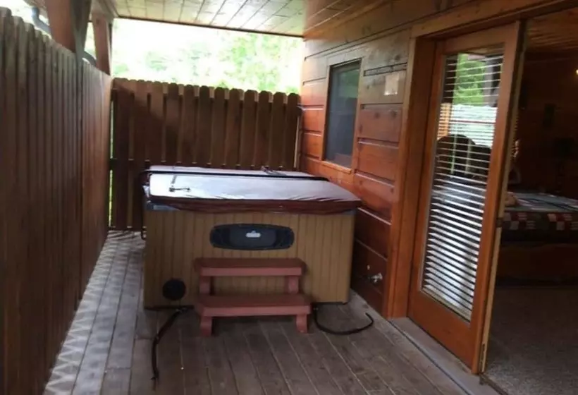 Spacious Party Hut Near Attractions By Redawning