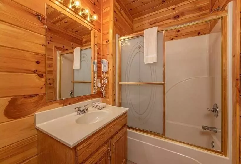 Spacious Party Hut Near Attractions By Redawning