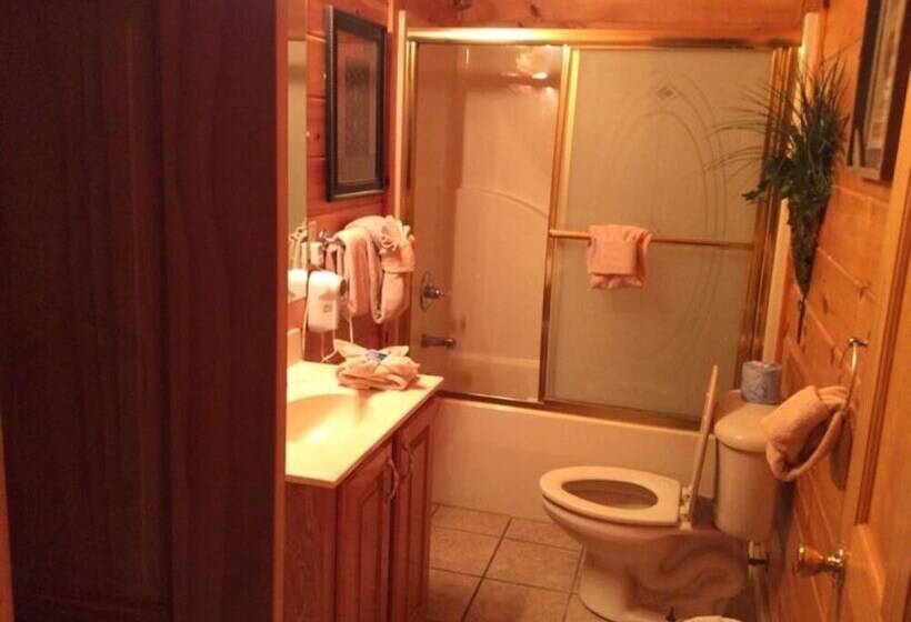 Spacious Party Hut Near Attractions By Redawning