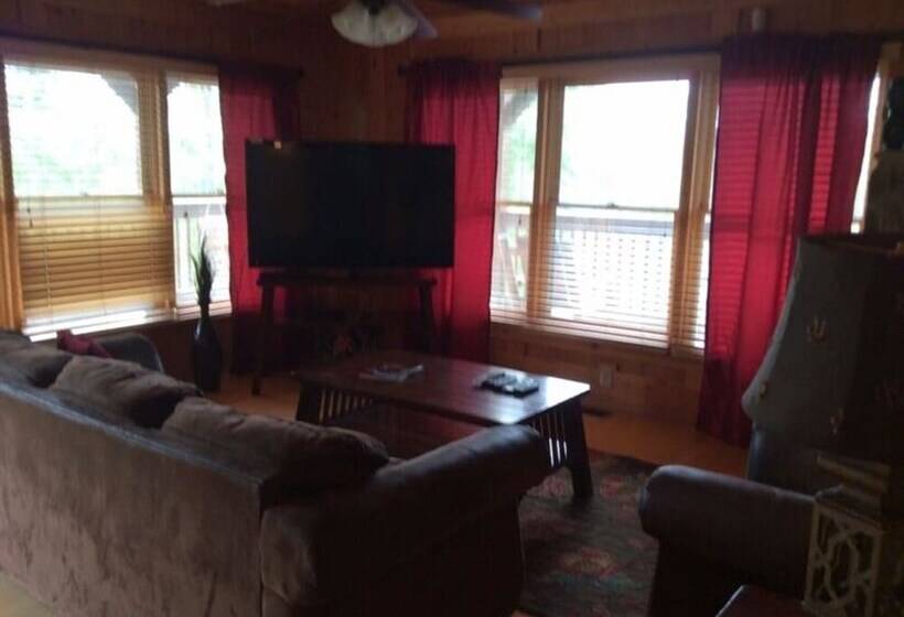 Spacious Party Hut Near Attractions By Redawning