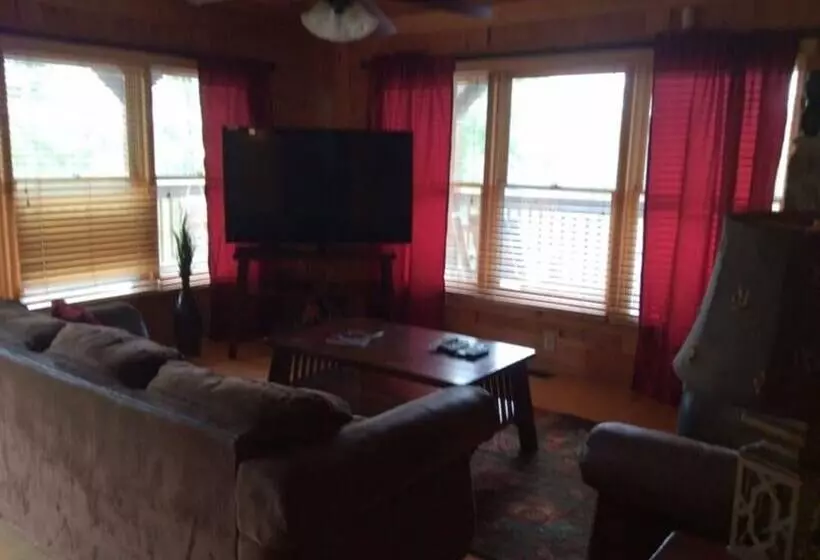 Spacious Party Hut Near Attractions By Redawning