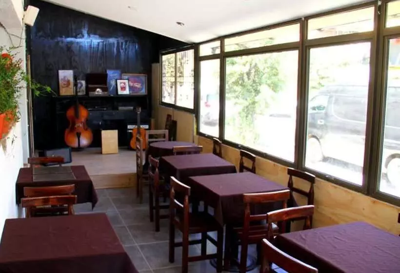 Travel International Hostal   Cafe