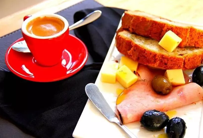 Travel International Hostal   Cafe
