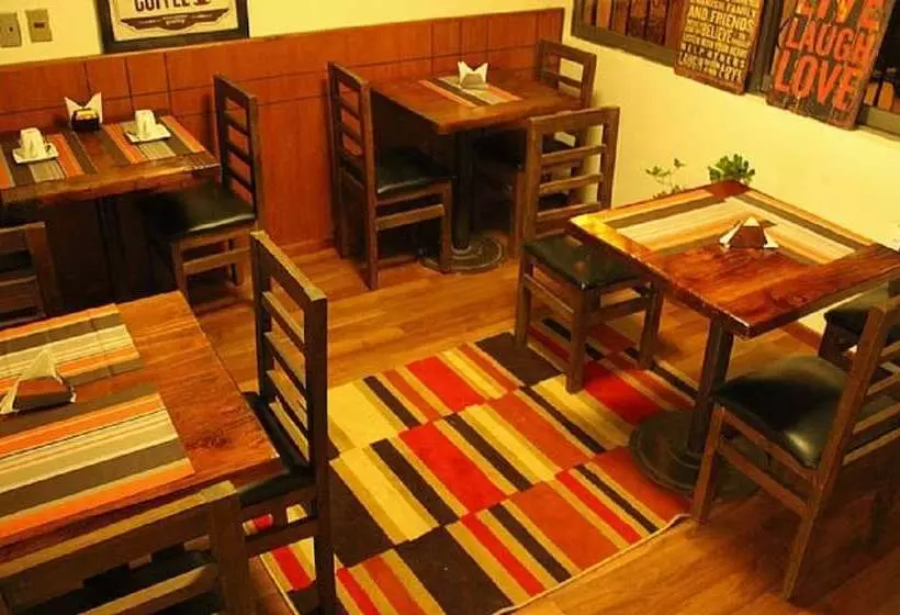 Travel International Hostal   Cafe